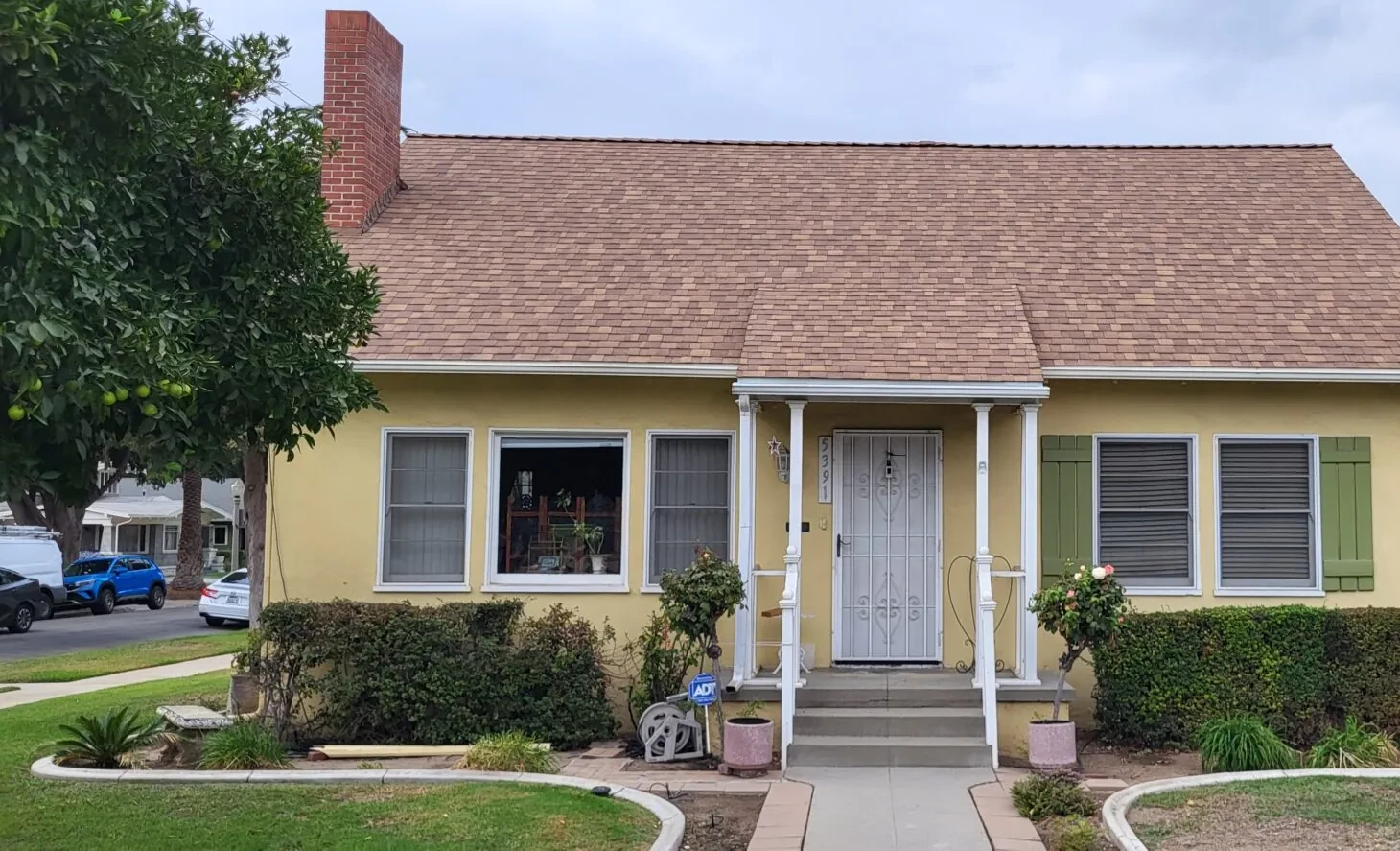 Craftsman bungalow with a new brown architectural shingle roof